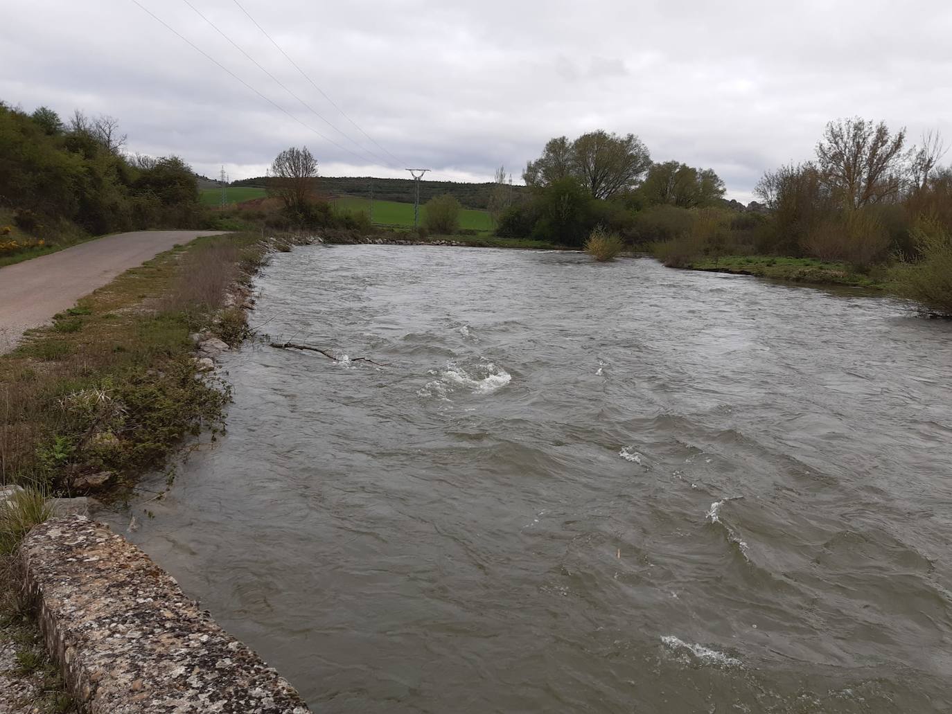 La suelta de agua del embalse de Aguilar ha hecho crecer considerablemente el río. 