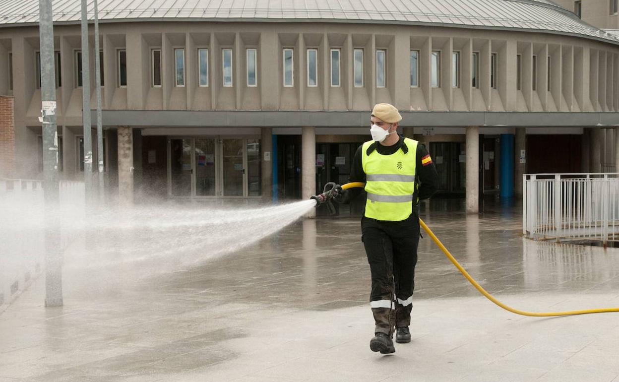 Un militar de la UME realiza labores de desinfección. 