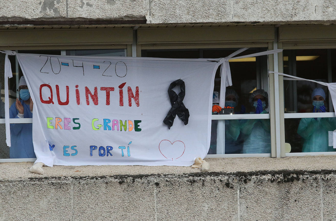 Homenaje a Quintín Grande a las puertas de la residencia mixta.