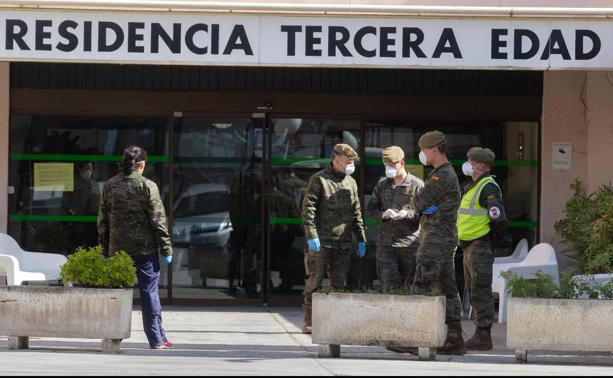 Los militares desinfectaron a primeros de este mes de abril la residencia de Parquesol. 