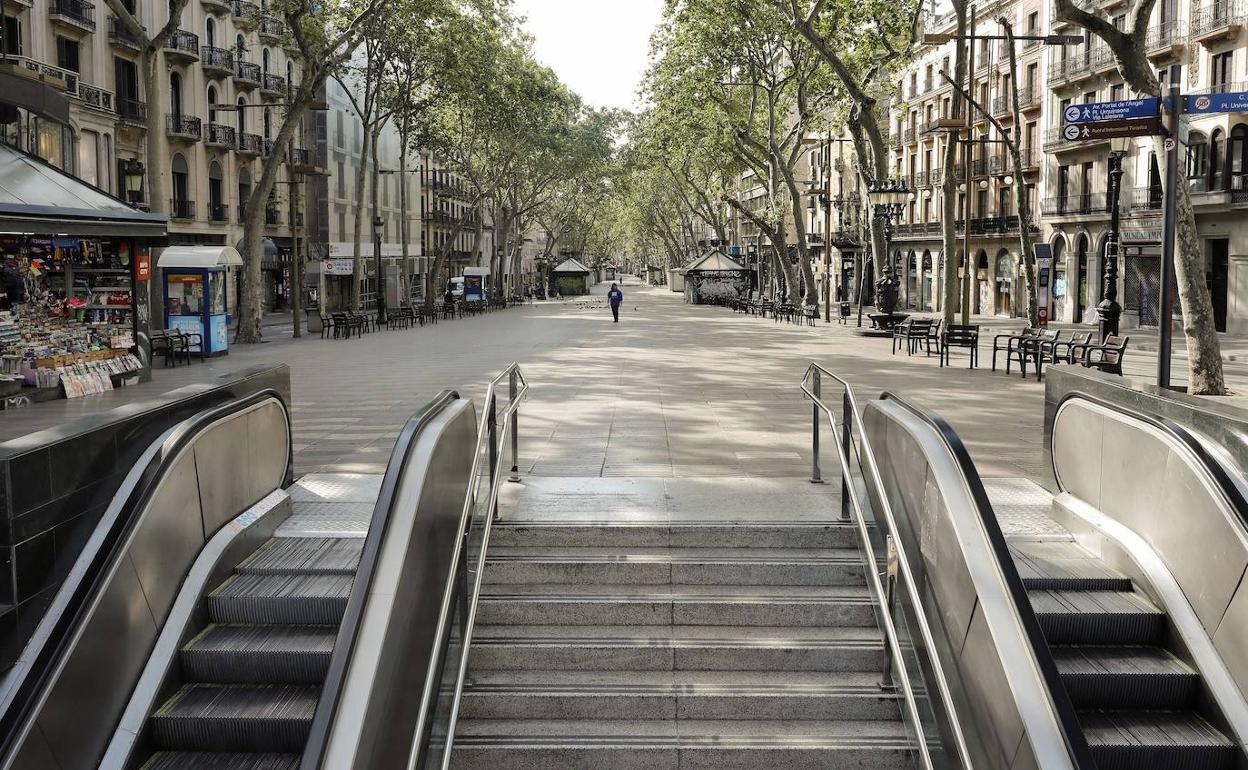 Las Ramblas de Barcelona, vacía durante el confinamiento.