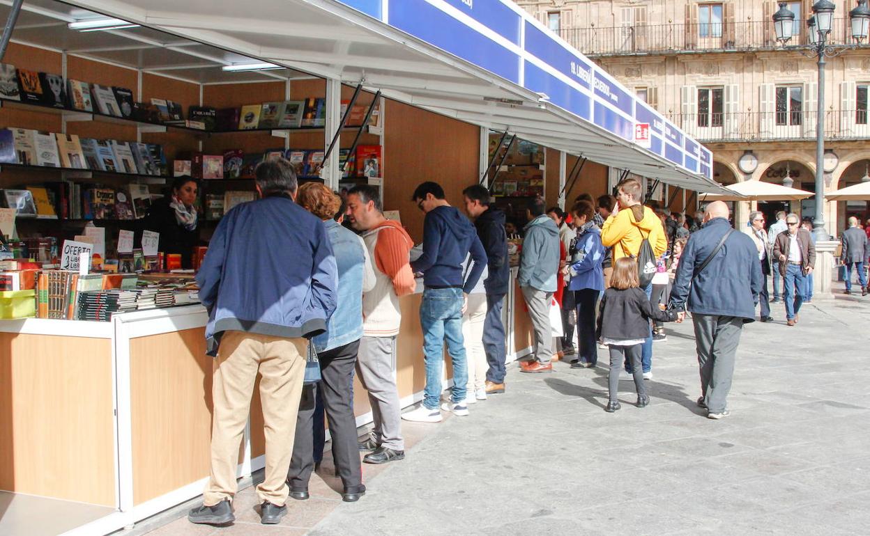 Imagen de una feria del libro en la PLaza Mayor.