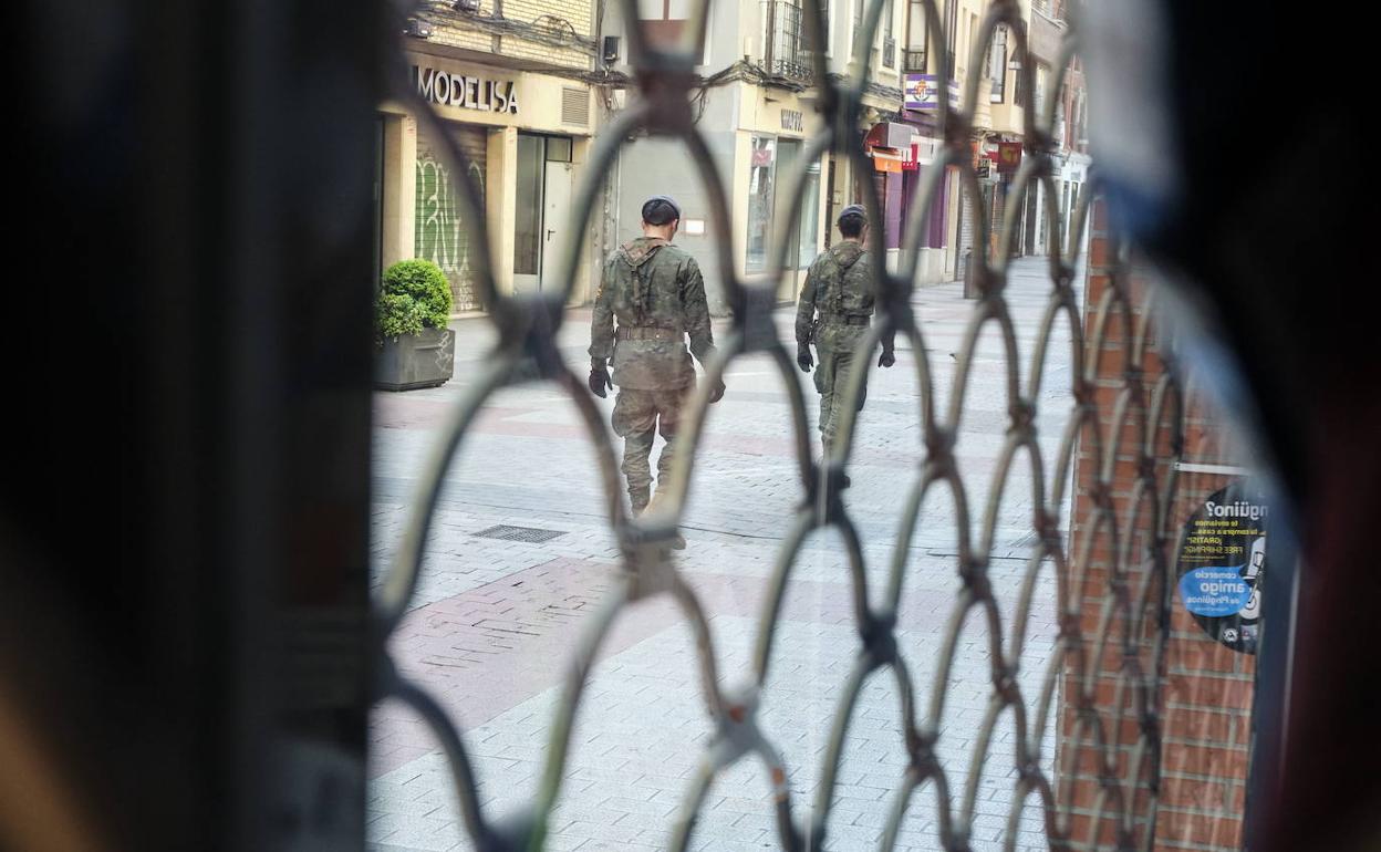 Persiana bajada en un comercio de Valladolid.