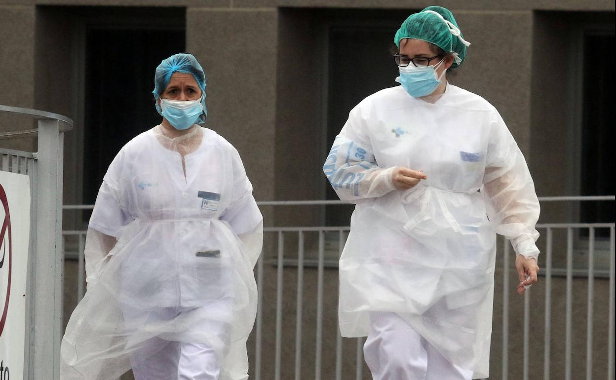 Trabajadoras del Hospital de Segovia, este martes bajo la lluvia. 