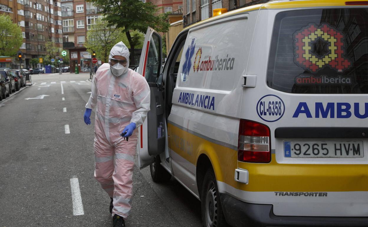 Técnicos de una ambulancia trasladan a un enfermo en Valladolid. 