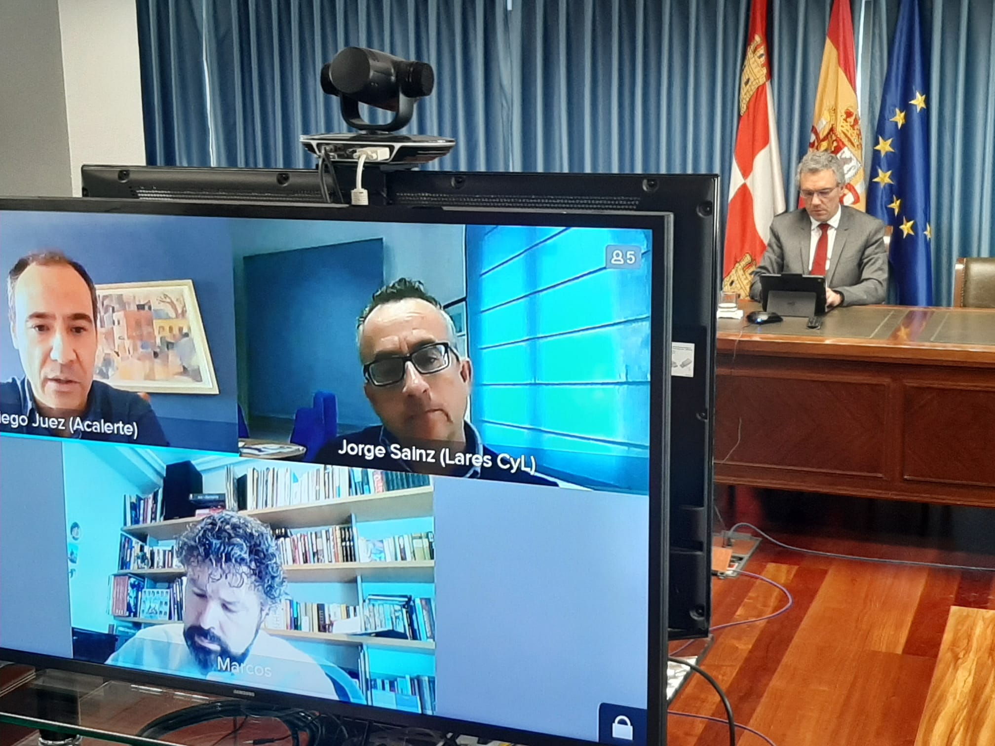 Un momento de la entrevista entre el delegado del Gobierno, Javier Izquierdo, y los presidentes de las asociaciones Acalerte y Lares. 