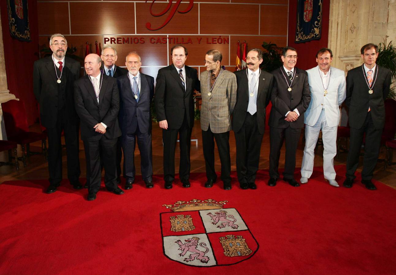 2004. Las Letras: Luciano González Egido; Las Artes: Fernando Urdiales Alaiz; Protección de Medio Ambiente: Estanislao de Luis Calabuig; Ciencias Sociales y Humanidades: Olegario González de Cardedal; Restauración y Conservación del Patrimonio: Fundación Santa María la Real; Valores Humanos: Hermandades de Donantes de Sangre de Castilla y León; Deporte: Abel Antón Rodrigo y Fermín Cacho Ruiz; Investigación Científica y Técnica: Pablo Espinet Rubio.