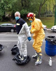 Imagen secundaria 2 - Rescate del anciano caído en su casa de Juan Carlos I y labores de desinfección de los trajes.