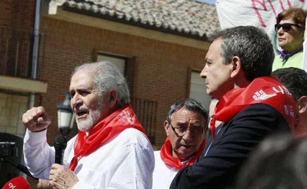 Demetrio Madrid interviene desde el monolito de Villalar, acompañado por el alcalde de la villa comunera y el expresidente Rodríguez Zapatero el 23 de abril de 2017