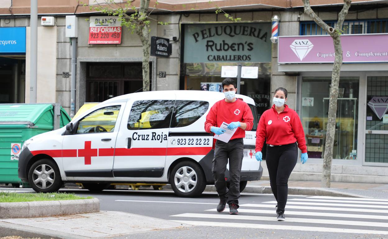 Voluntarios de Cruz Roja, por una calle de la ciudad. 