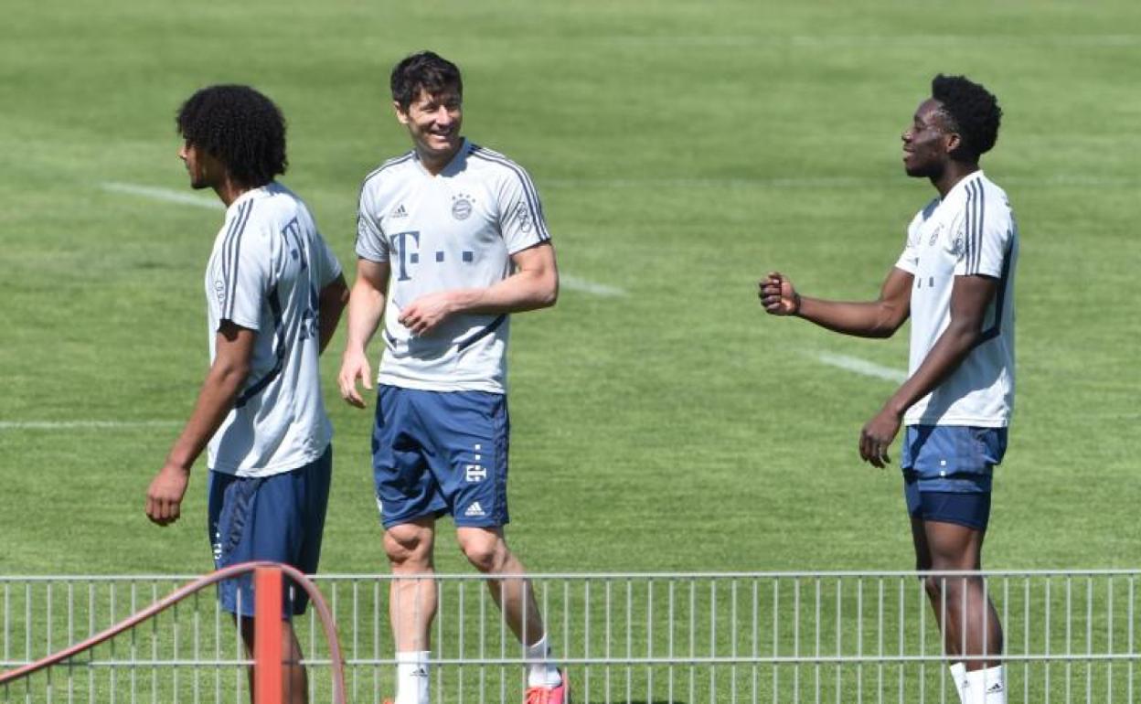 Zirkzee, Lewandowski y Davies, durante una sesión de entrenamiento del Bayern el 16 de abril. 