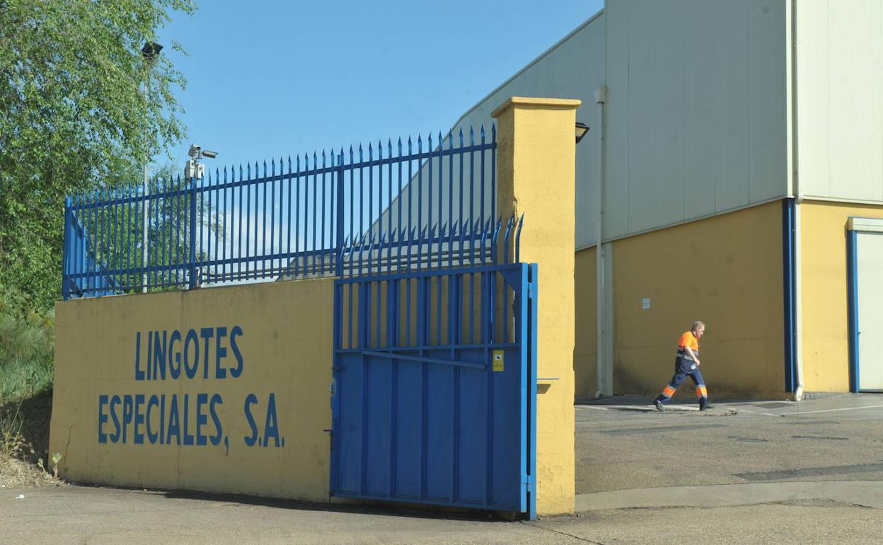 Entrada a la fábrica de Lingotes Especiales en Valladolid. 