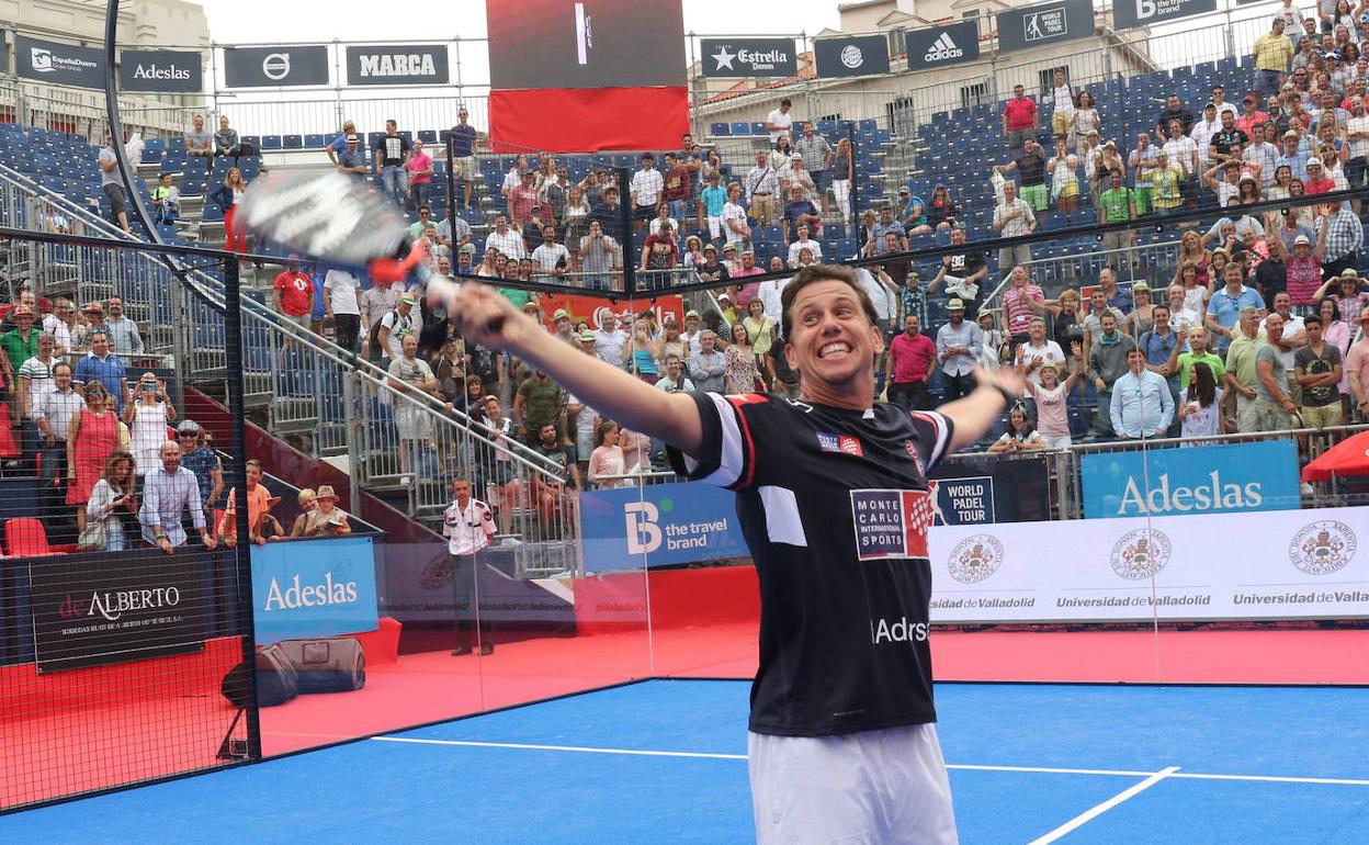 Paquito Navarro celebra una victoria en la pista instalada en la Plaza Mayor de Valladolid. 