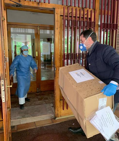Javier Meléndez entrega materiales a una residencia de mayores.