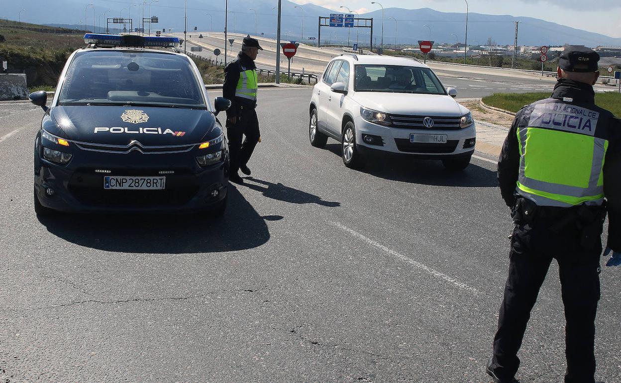 Control de la Policía Nacional en la principal salida de Segovia hacia Madrid.