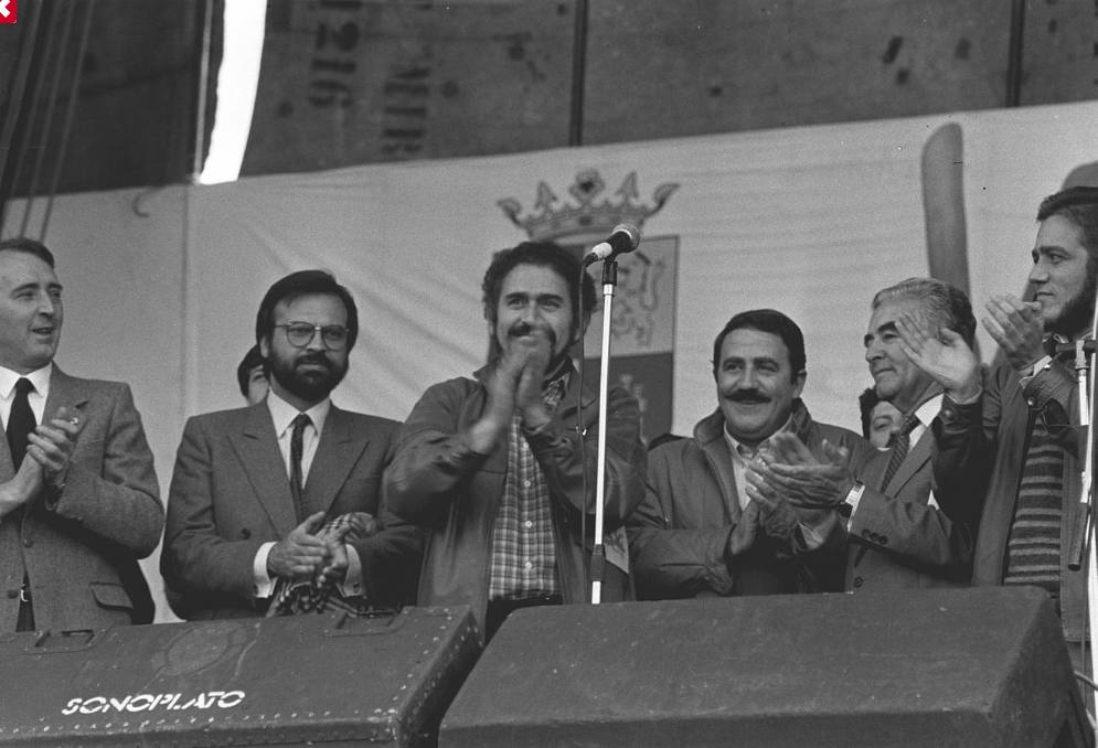 1985. El presidente de la Junta, Demetrio Madrid, durante la celebración del Día de la Comunidad en Villalar.