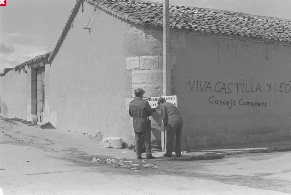 1986. Guardias Civiles colocal señalizaciones para la fiesta.