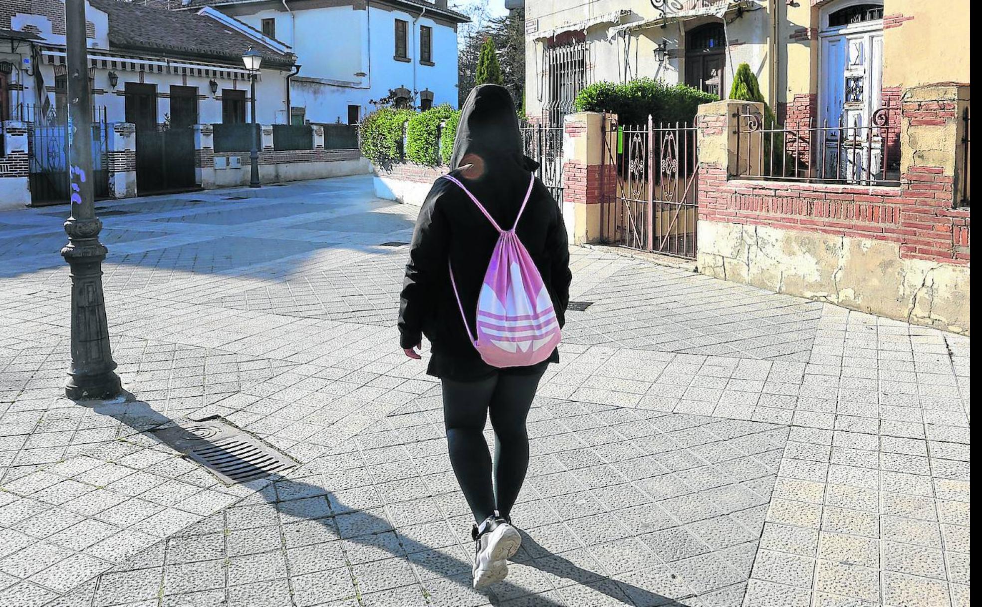 La joven, en uno de sus paseos durante el confinamiento.