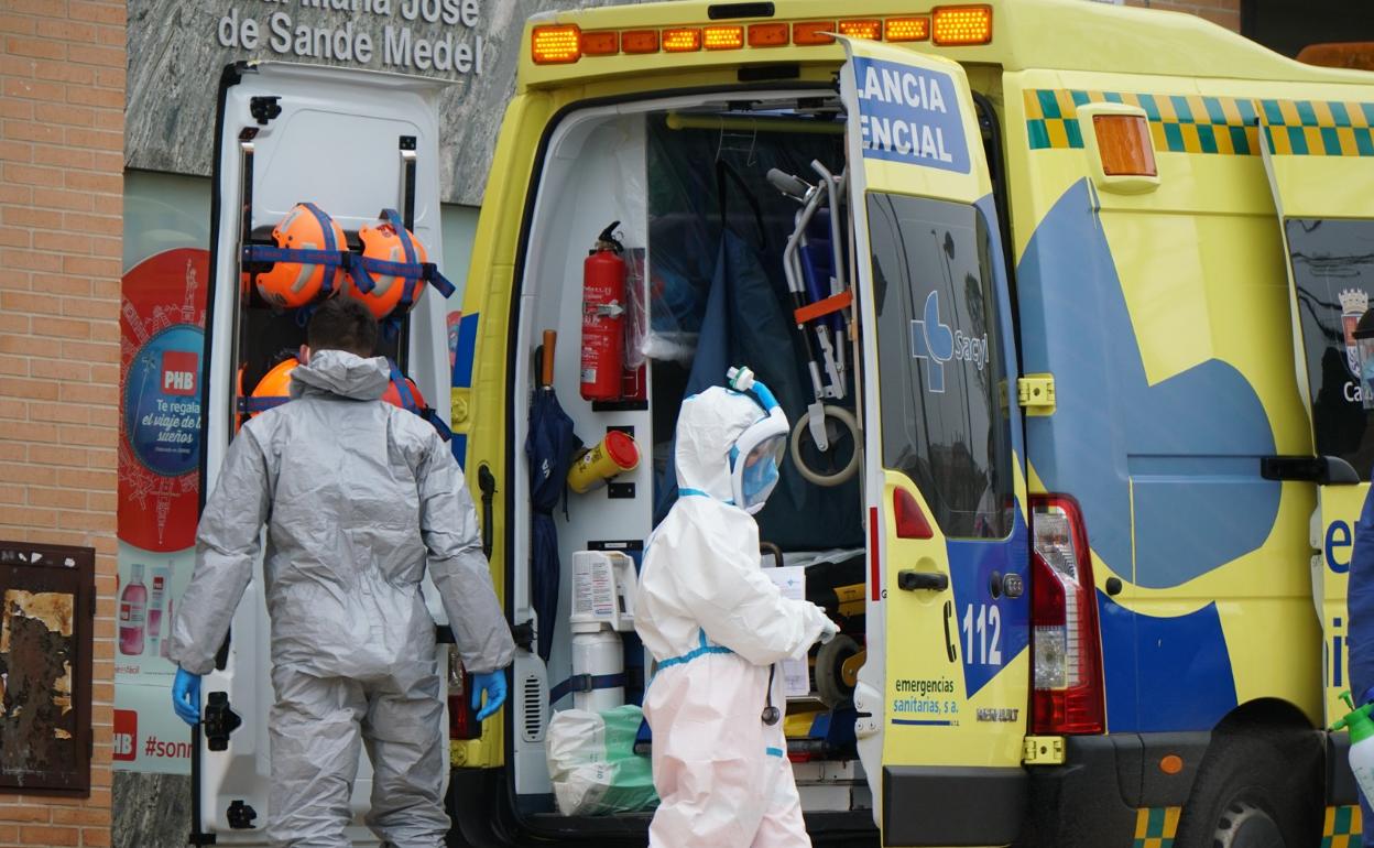 Dos sanitarios de una ambulancia en Salamanca. 