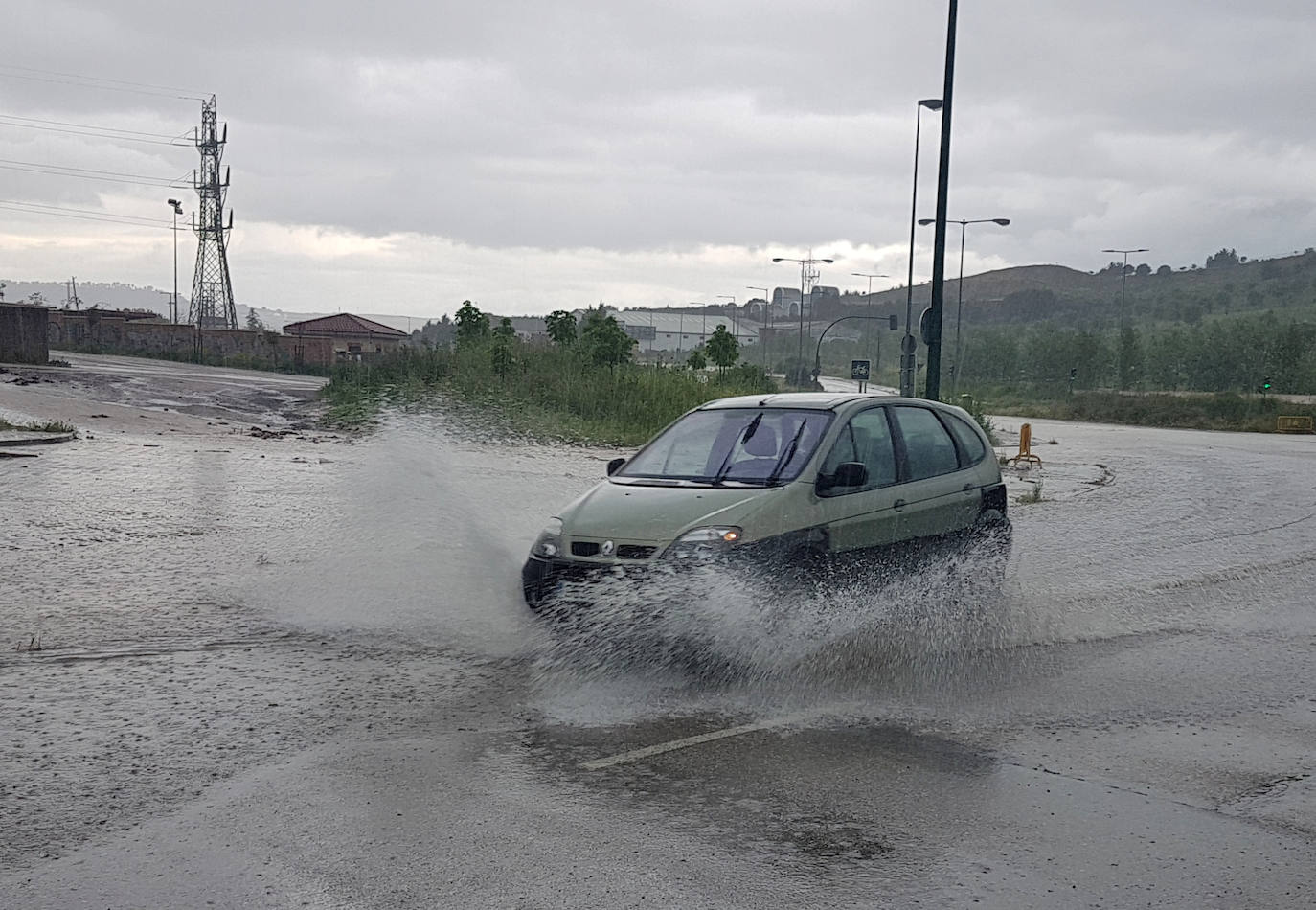 En Arroyo, donde la lluvia estuvo acompañada de granizo, los bomberos recibieron alrededor de una veintena de avisos por inundaciones de garajes y locales