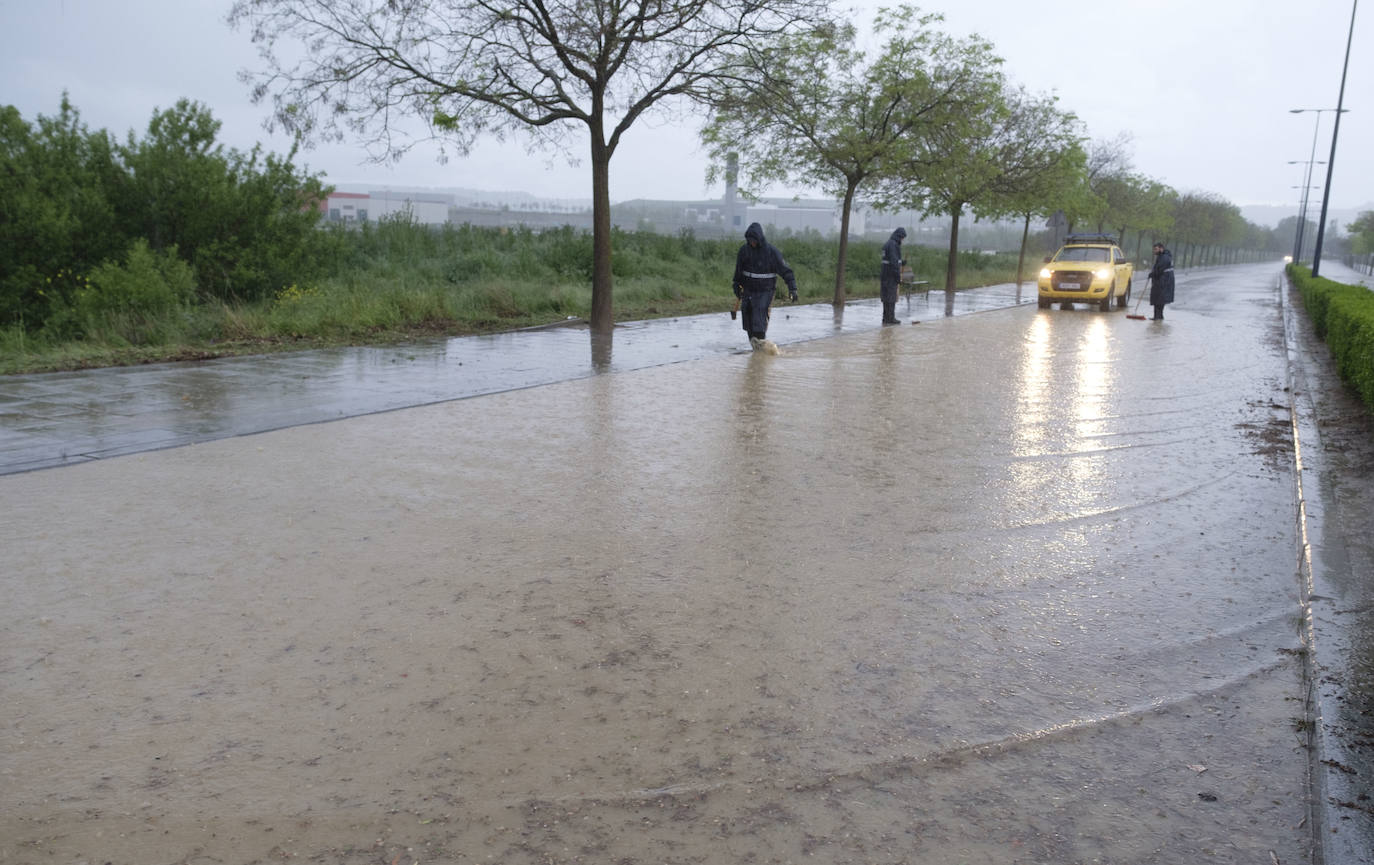 En Arroyo, donde la lluvia estuvo acompañada de granizo, los bomberos recibieron alrededor de una veintena de avisos por inundaciones de garajes y locales