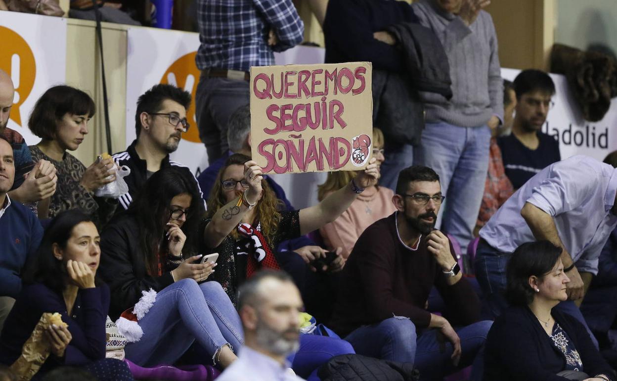 Una aficionada exhibe en Pisuerga una pancarta durante un partido del Carramimbre. 