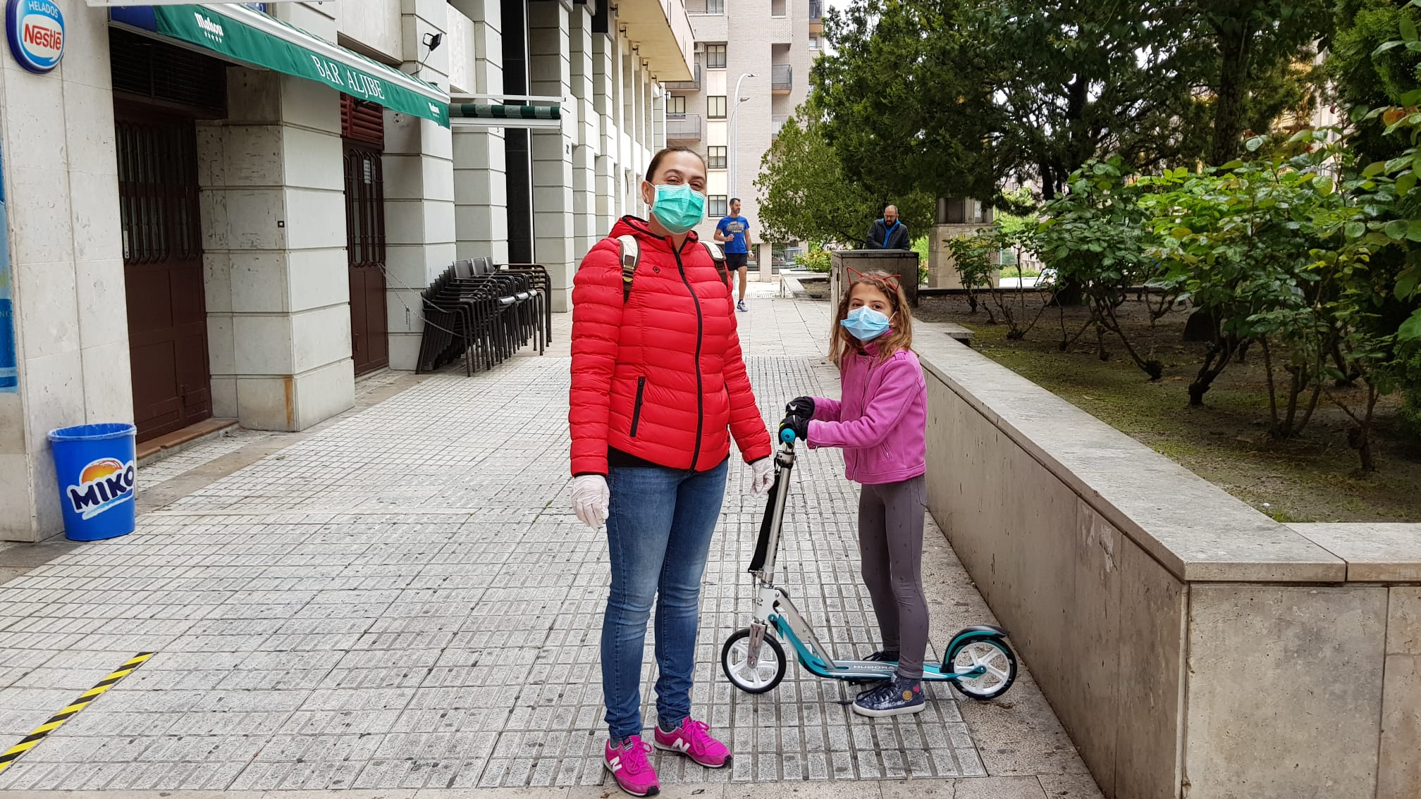 Fotos: Los niños de Valladolid salen a la calle después de mes y medio confinados