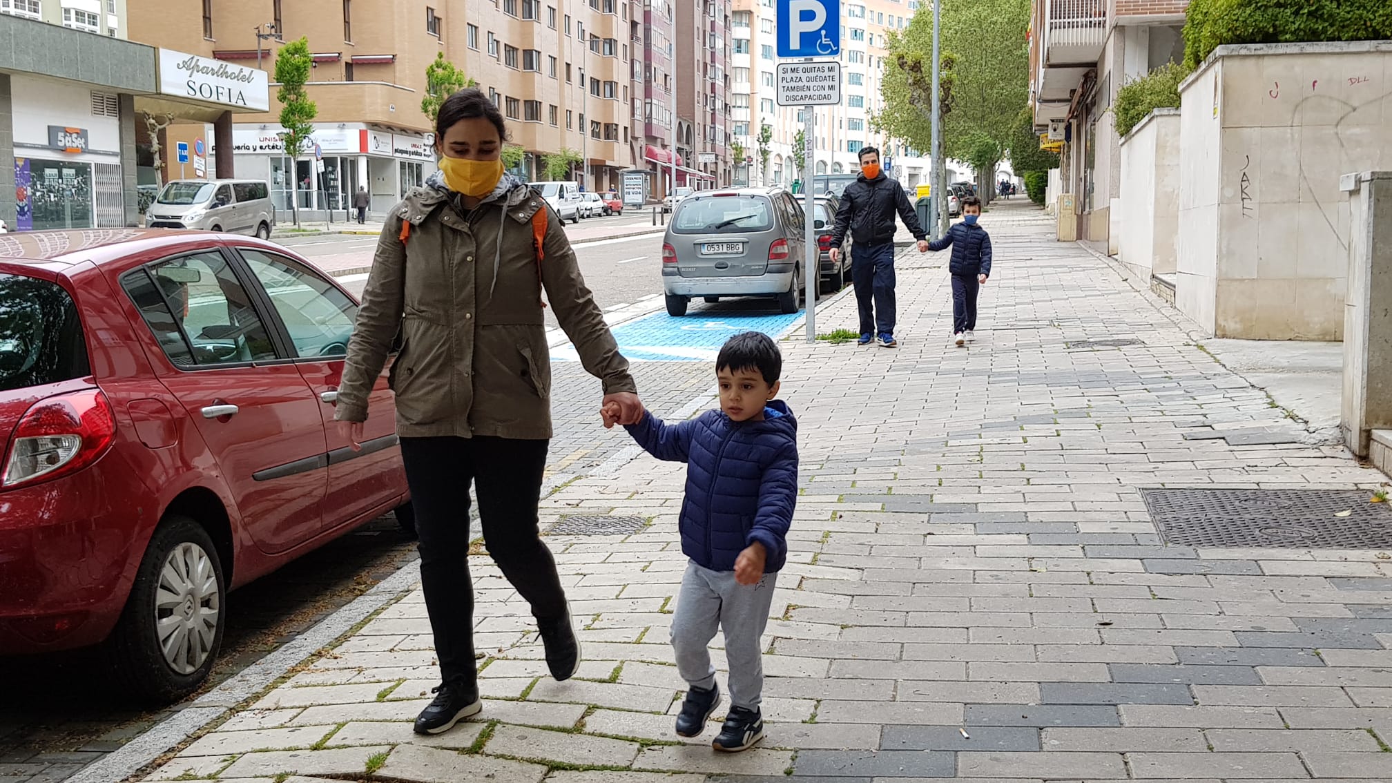 Fotos: Los niños de Valladolid salen a la calle después de mes y medio confinados