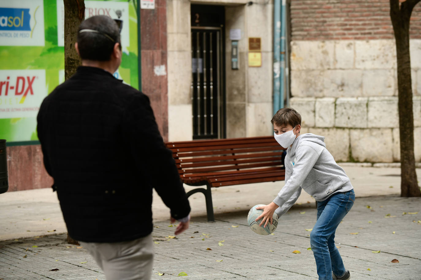 Fotos: Los niños de Valladolid salen a la calle después de mes y medio confinados