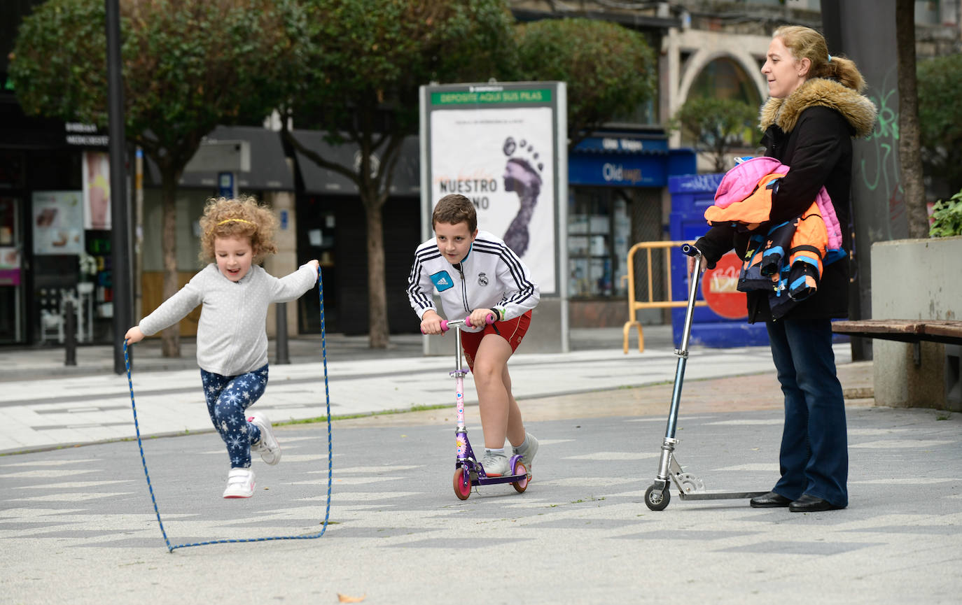 Fotos: Los niños de Valladolid salen a la calle después de mes y medio confinados