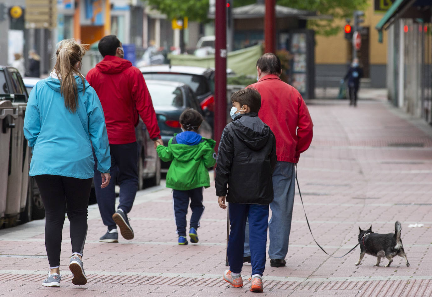 Fotos: Los niños de Valladolid salen a la calle después de mes y medio confinados