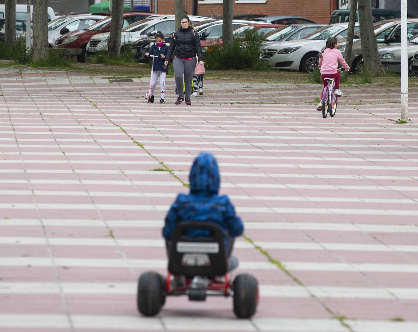 Fotos: Los niños de Valladolid salen a la calle después de mes y medio confinados