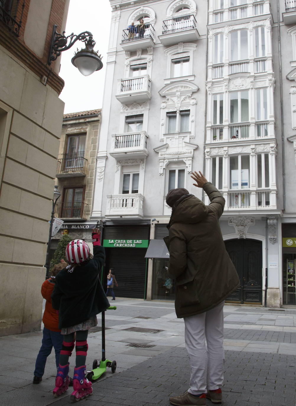 Fotos: Los niños de Valladolid salen a la calle después de mes y medio confinados