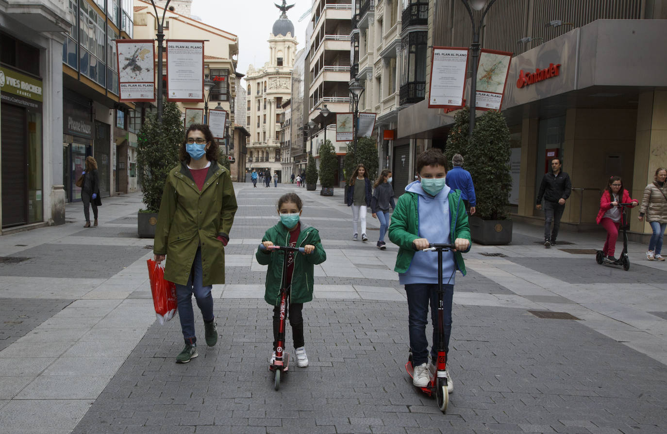 Fotos: Los niños de Valladolid salen a la calle después de mes y medio confinados