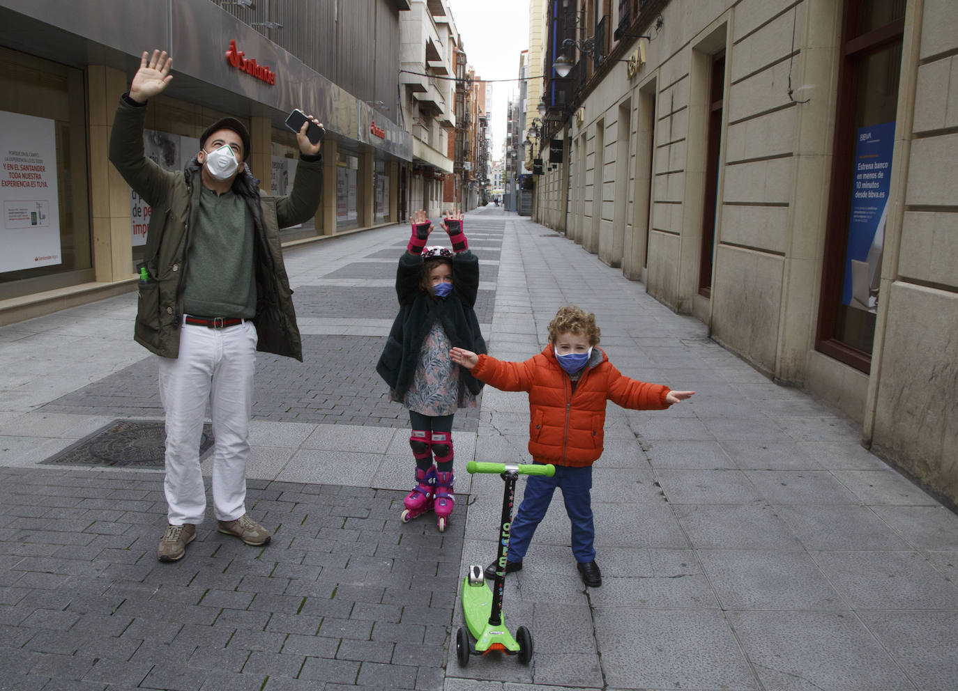 Fotos: Los niños de Valladolid salen a la calle después de mes y medio confinados