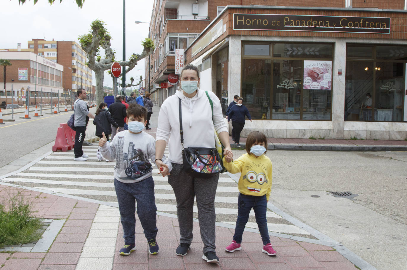 Fotos: Los niños de Valladolid salen a la calle después de mes y medio confinados