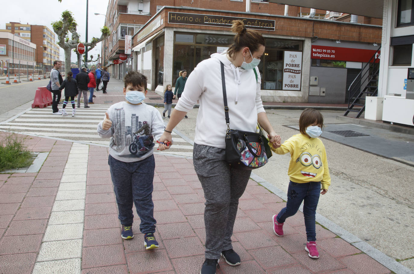 Fotos: Los niños de Valladolid salen a la calle después de mes y medio confinados