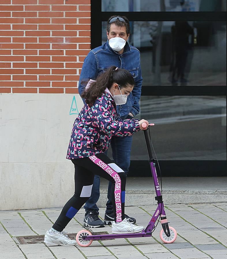 Fotos: Los niños de Valladolid salen a la calle después de mes y medio confinados