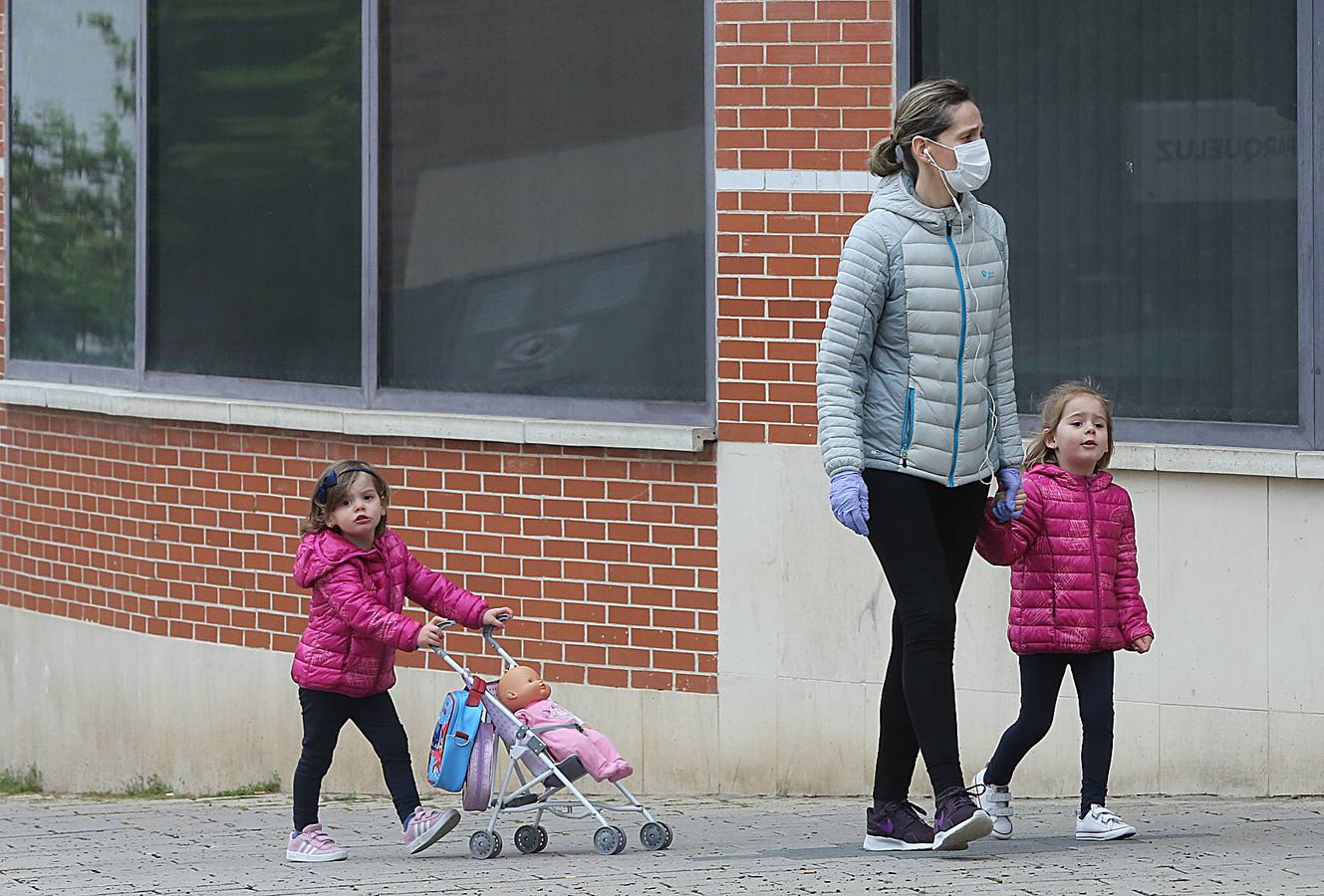 Fotos: Los niños de Valladolid salen a la calle después de mes y medio confinados