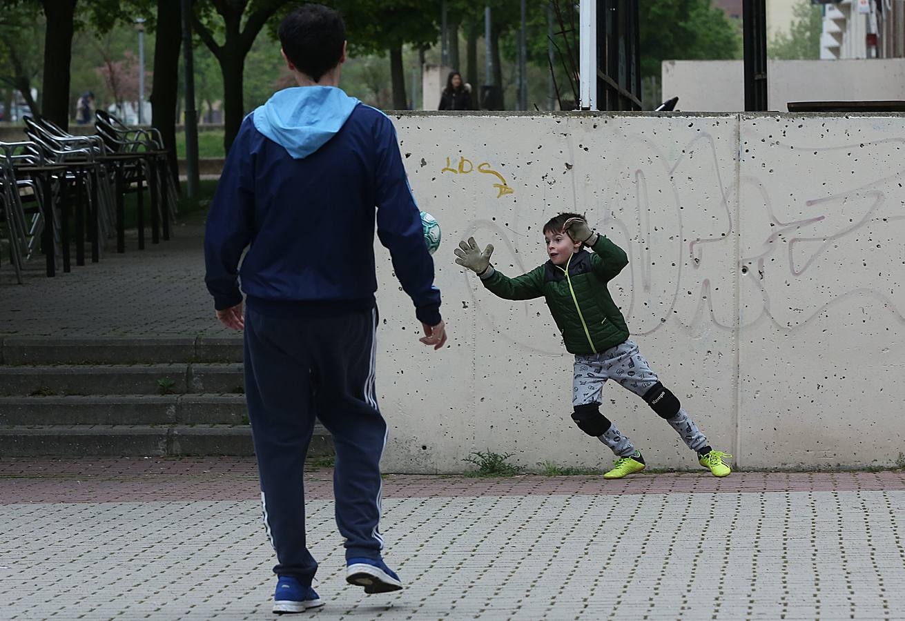 Fotos: Los niños de Valladolid salen a la calle después de mes y medio confinados