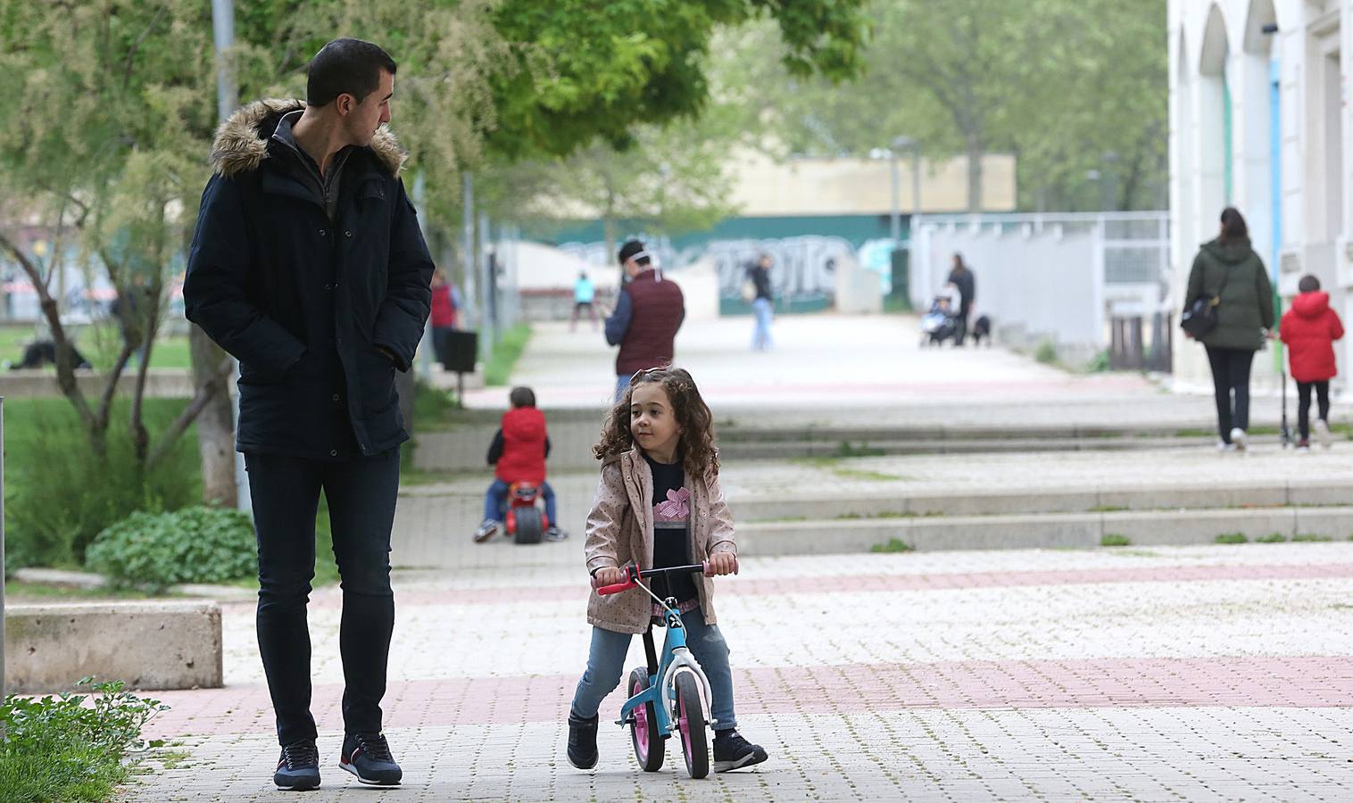 Fotos: Los niños de Valladolid salen a la calle después de mes y medio confinados