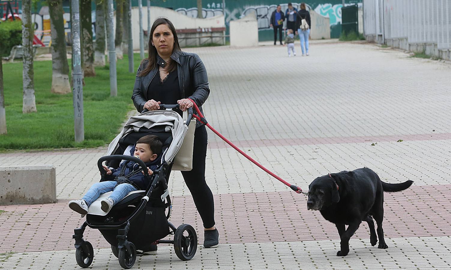 Fotos: Los niños de Valladolid salen a la calle después de mes y medio confinados