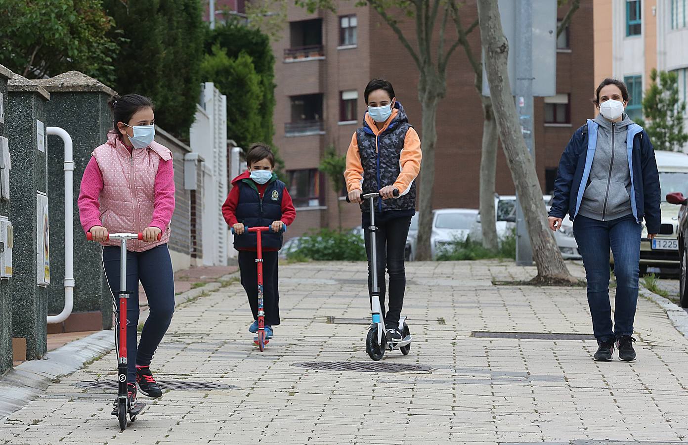 Fotos: Los niños de Valladolid salen a la calle después de mes y medio confinados