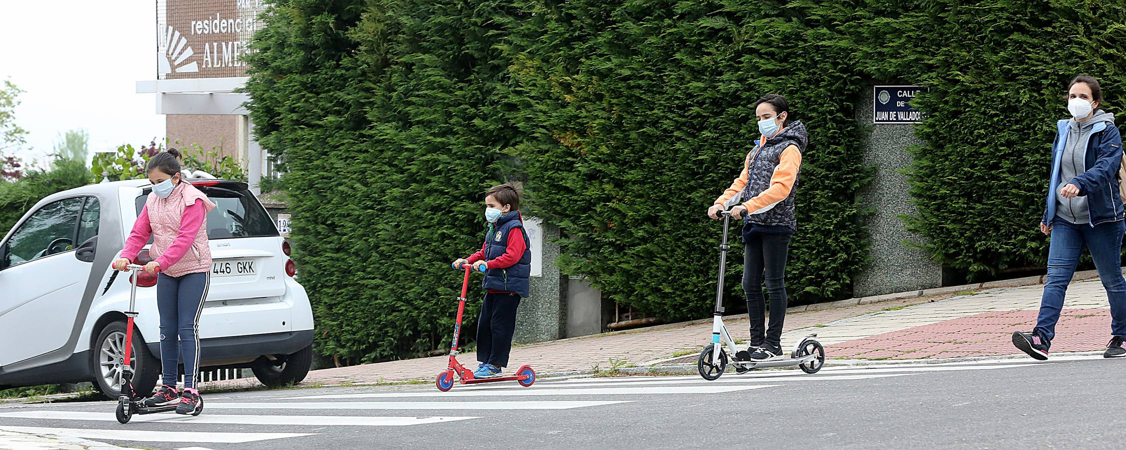 Fotos: Los niños de Valladolid salen a la calle después de mes y medio confinados