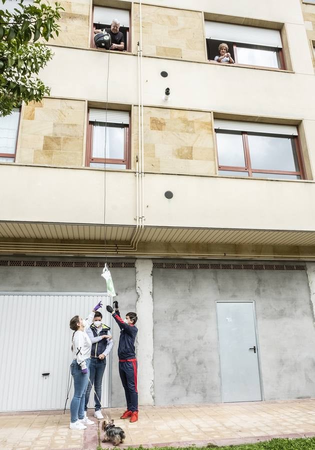 Fotos: Los niños de Valladolid salen a la calle después de mes y medio confinados