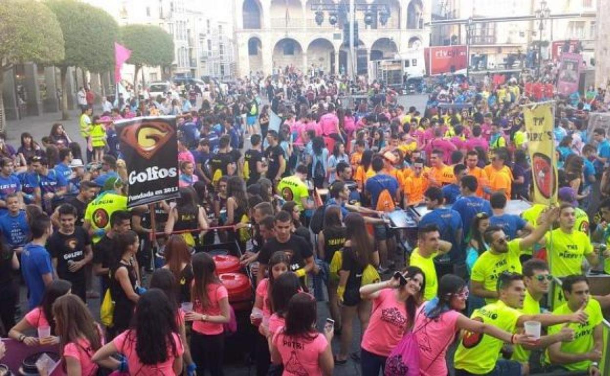 Peñas en la Plaza Mayor de Zamora durante las Ferias y Fiestas de San Pedro. 