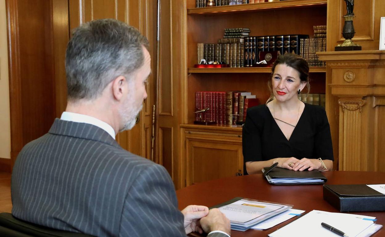 La ministra de Trabajo explica al Rey las medidas de lucha contra el paro por la covid-19