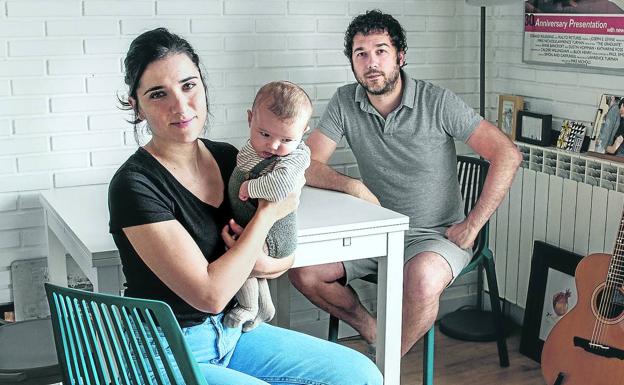 El granadino Carlos Siles, 35 años, y la madrileña Itziar González, de 33, con la pequeña Julia en la cocina de su casa. 