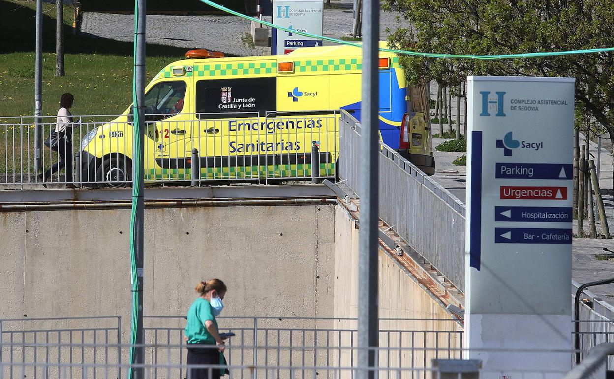 Una ambulancia entra en el Hospital General de Segovia durante estos días de pandemia. 