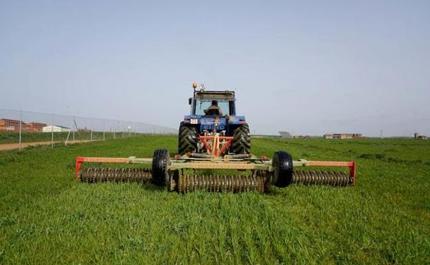 Entra en vigor el decreto que exige al campo tractores más seguros y ecológicos